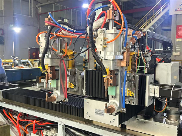 汽車玻璃導軌自動點焊機